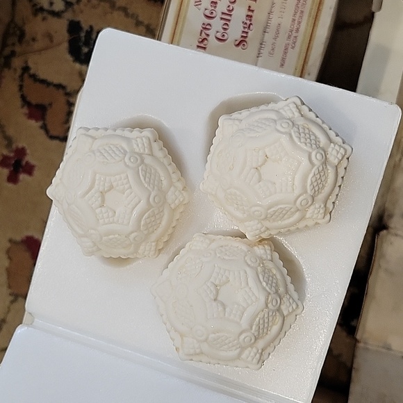 Avon Collection - Picture 5 of 5